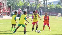 PSSI menggelar AFC Grassroots Football Day di akademi Deltras Sidoarjo, Minggu (21/5/2023). (Bola.com/Wahyu Pratama)