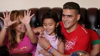 Cristian Gonzales bersama Eva (istri) dan Florencia (anak), bersantai di rumah mereka di kawasan Dieng Eksklusif Kota Malang. (Bola.com/Kevin Setiawan)