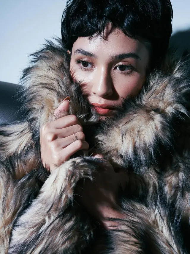Potret Manglingi Mikha Tambayong dengan Rambut Pixie Cut, Tampil Stunning dengan Coat Berbulu