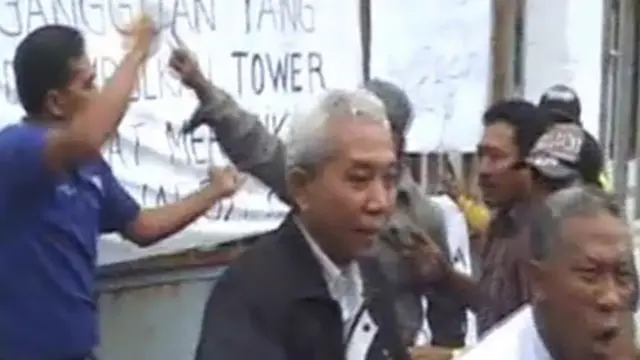 Warga Berunjuk Rasa Menolak Tower Selluler