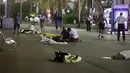 Sejumlah jasad korban serangan teror truk terbaring dengan tertutupi kain di jalanan Nice, Prancis, Kamis (14/7). Setidaknya 60 orang tewas saat sebuah truk menabrak kerumunan ramai yang merayakan libur nasional Bastille Day. (REUTERS/Eric Gaillard)