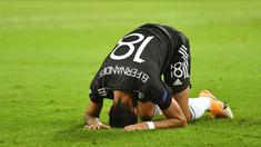 Pemain Manchester United, Bruno Fernandes, tertunduk lesu usai ditaklukkan Sevilla pada laga semifinal Liga Europa di Stadion RheinEnergie, Senin (17/8/2020). Sevilla menang 2-1 atas Manchester United. (Marius Becker/dpa via AP)