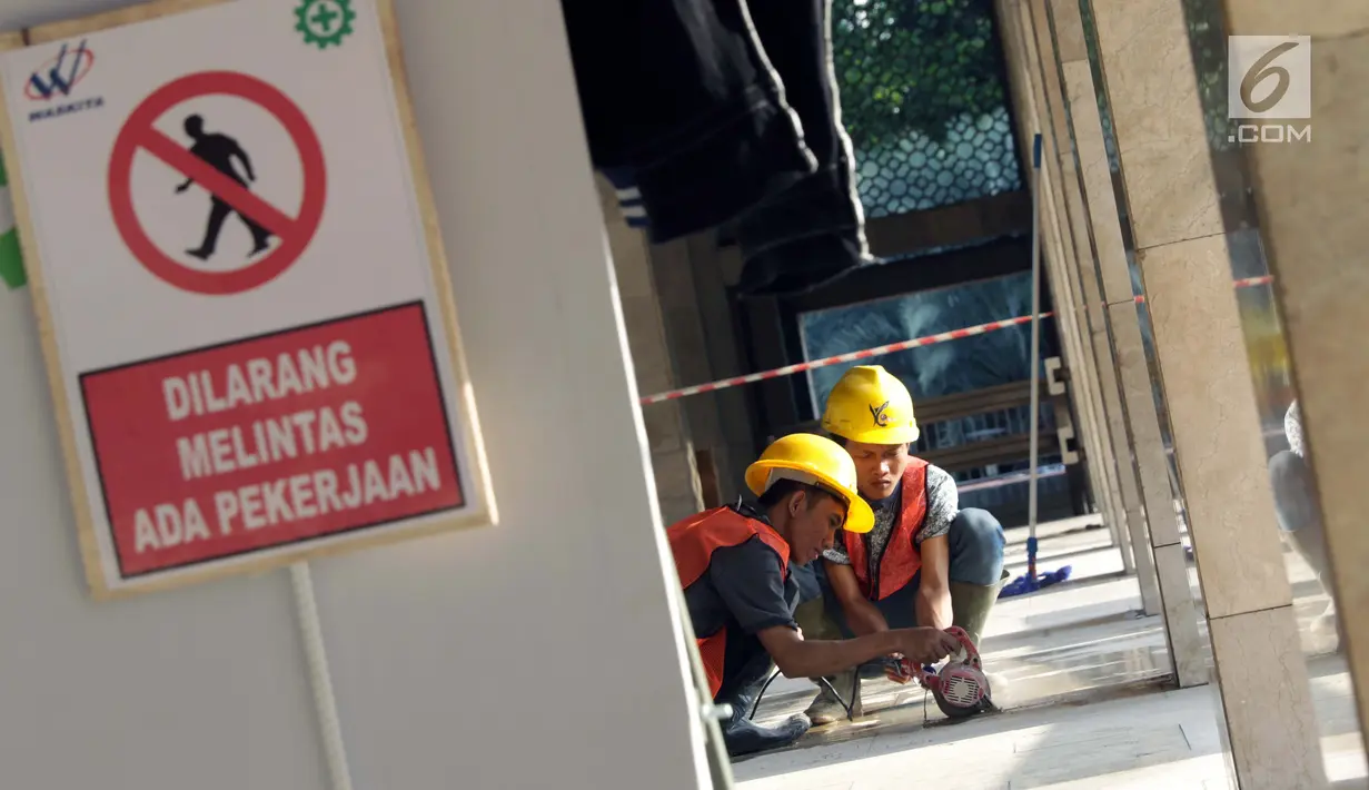 Pekerja menyelesaikan proses renovasi Masjid Istiqlal Jakarta, Selasa (18/6/2019). Pemerintah merenovasi dan memperbaiki struktur bangunan Masjid Istiqlal yang merupakan salahsatu cagar budaya dengan anggaran sebesar Rp465 miliar. (Liputan6.com/Helmi Fithriansyah)