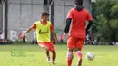 Pemain Persija, Amarzukih, mengoper bola saat berlatih di Lapangan National Youth Training Center, Sawangan, Depok, Rabu (17/2/2016). (Bola.com/Nicklas Hanoatubun)