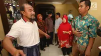 Pemilik PT Assyifa Mandiri Wisata, Ali Zainal Abidin memberikan penjelasan kepada calon jemaah yang mendatangi rumahnya di Pondok Bambu, Jakarta, Kamis (7/9). Mereka meminta kejelasan uang yang telah diserahkan sejak 2016. (Liputan6.com/Immanuel Antonius)