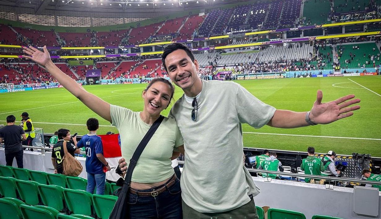 Donna Agnesia dan Darius Sinathrya tampil sporty chic saat nonton Piala Dunia [@darius_sinathrya]