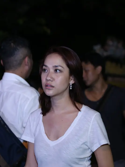 Dengan mengenakan kaos putih tanpa dandan, BCL datang ke rumah duka. Ia menjelaskan setelah mendengar Mike meninggalkan, ia langsung menuju rumah duka. (Nurwahyunan/Bintang.com)