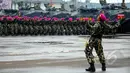 Prajurit Marinir TNI AL melakukan atraksi di Markas Marinir Cilandak, Jakarta Selatan, Kamis (2/4/2015). Antraksi tersebut untuk pemberian gelar Warga Kehormatan Marinir kepada KSAL Laksamana Ade Supandi. (Liputan6.com/Yoppy Renato)