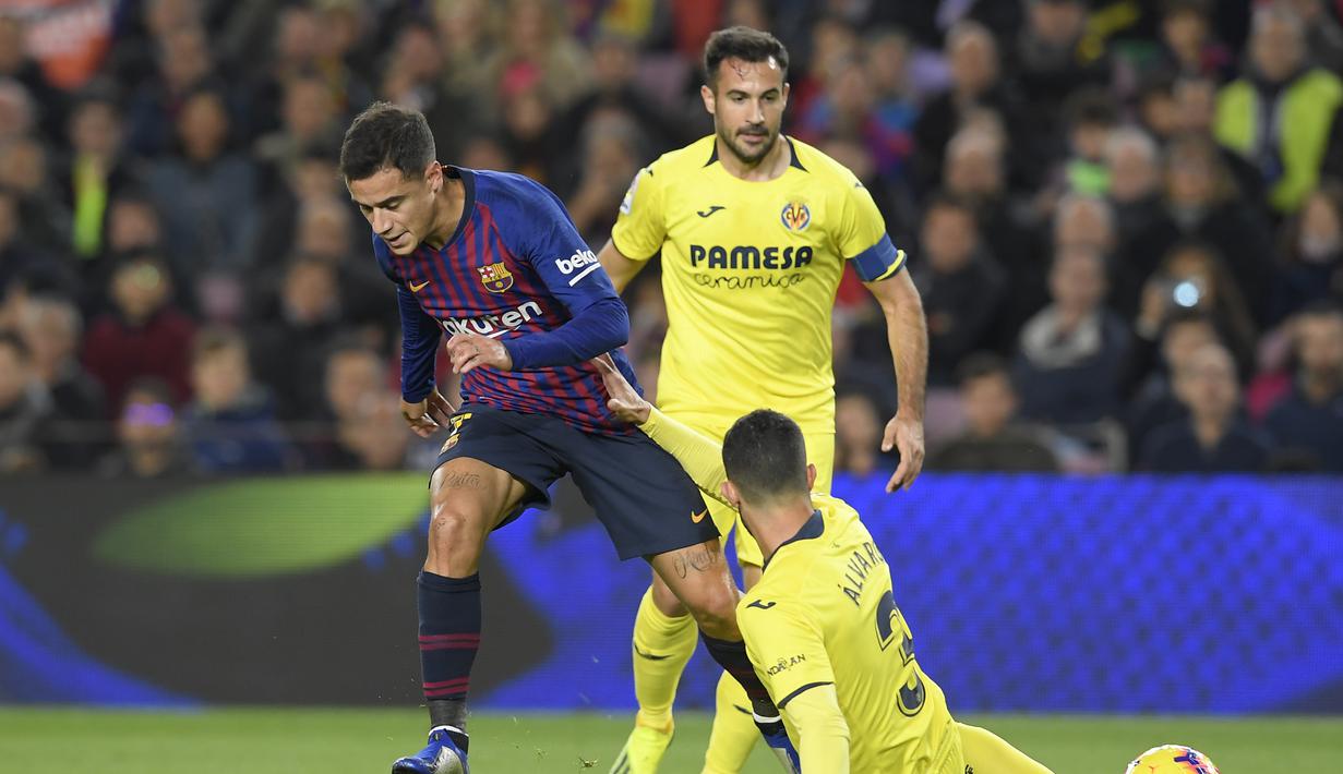 Aksi pemain Barcelona, Philippe Coutinho gagal melewati pemain Villareal pada laga lanjutan La Liga Spanyol yang berlangsung di stadion, Camp Nou, Spanyol, Senin (3/12). Barcelona menang 2-0 atas Villareal. (AFP/Lluis Gene)