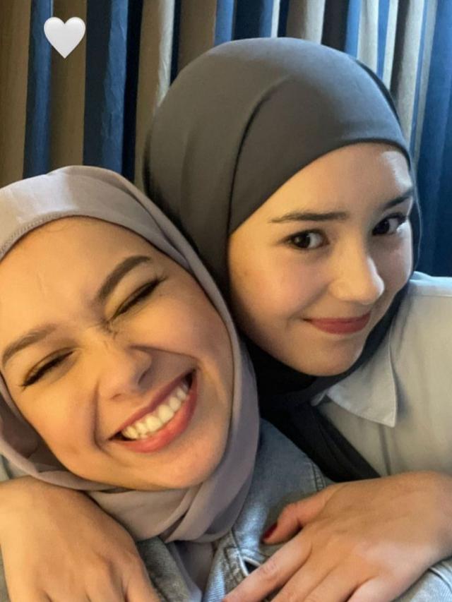 Rebecca Klopper berhijab saat reuni Mermaid In Love di malam idul Adha (Foto: rklopperr via instagram)