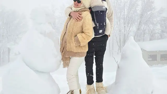 Momong Baby R, Begini Pesona Reino Barrack saat Gendong Anak Saat Berlibur Ke Jepang