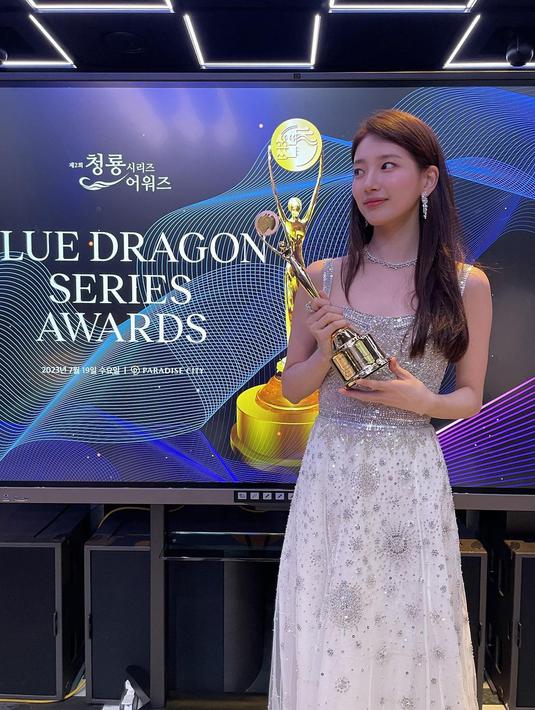 <p>Suzy pun menyebut satu persatu orang yang berjasa dalam proyek ini. "Sutradara Lee Jooyoung dan semua staf yang bekerja sangat keras tanpa melupakan apa pun, terima kasih banyak telah membuat proyek yang hebat." (Foto: Instagram/ management_soop)</p>