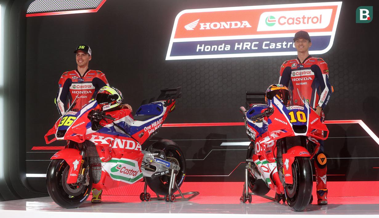 Dua pebalap MotoGP Honda Racing Corporation (HRC), Joan Mir (kiri) dan Luca Marini berpose di samping motor mereka saat launching motor baru untuk MotoGP 2025 di pabrik PT Astra Honda Motor (AHM) di Cikarang, Jawa Barat pada Sabtu (1/2/2025). (Bola.com/M. Iqbal Ichsan)
