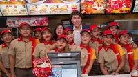PM Justin Trudeau menyempatkan diri untuk berfoto bersama karyawan Jollibee (Twitter/Jollibee)