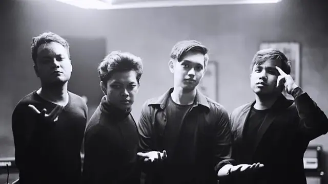 7 Potret Joshua Suherman Bersama Grup Musiknya Yowis Ben