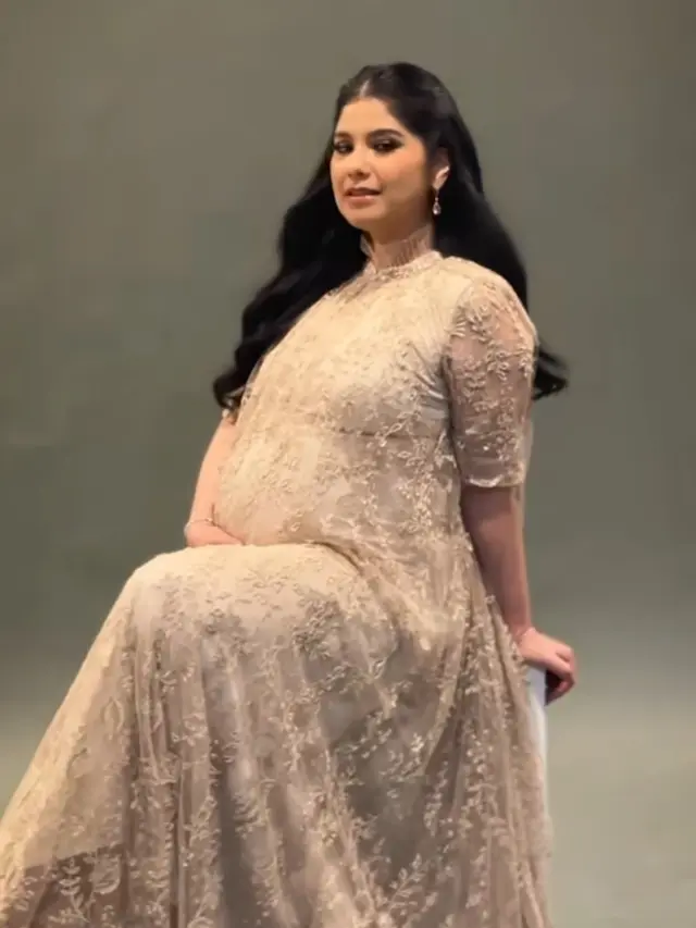 Annisa Pohan saat Maternity Shoot pakai lace dress. [@annisayudhoyono]