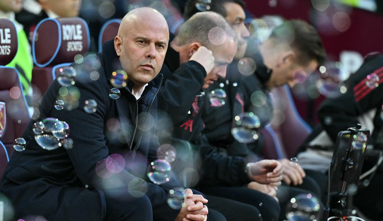 Pelatih Liverpool, Arne Slot saat laga Liga Inggris 2025/2026 melawan West Ham di London Stadium, London, Inggris, Minggu (30/11/2025) waktu setempat. (AFP/Ben Stansall)