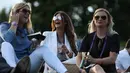 Para penggemar bersantai pada hari pertama Kejuaraan Tenis Wimbledon 2017 di The All England Lawn Tennis Club di Wimbledon, London barat daya, Inggris (3/7). (AFP Photo/Daniel Leal-Olivas)