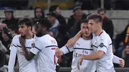 Perayaan gol Krzysztof Piatek di menit ke-26 pada laga lanjutan Serie A yang berlangsung di stadion Olimpico, Roma, Senin (4/2). AC Milan imbang 1-1 kontra AS Roma. (AFP/Tiziana Fabi)