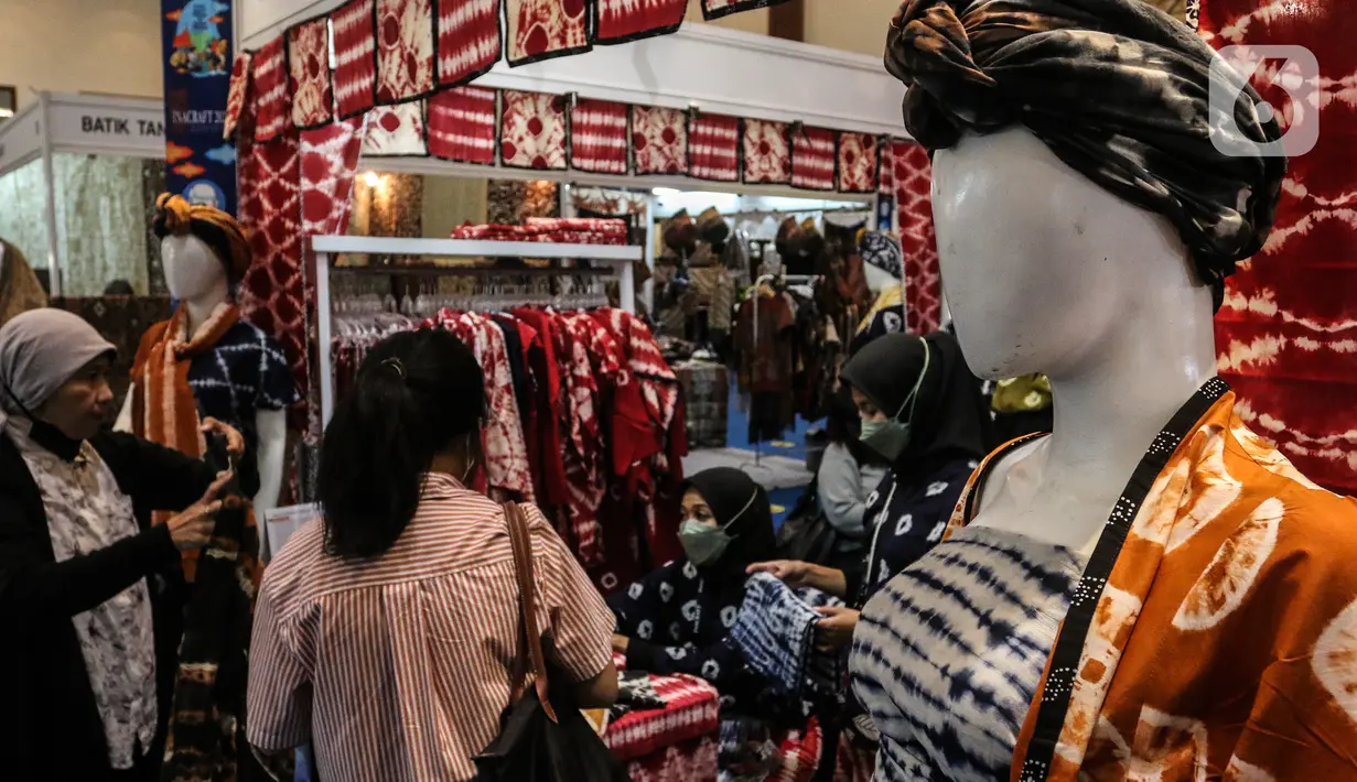 Pengunjung mengamati produk yang dipamerkan pada pameran International Handicraft Trade Fair (INACRAFT) di Jakarta Convention Center (JCC), Senayan, Jakarta, Kamis (24/3/2022). Setelah vakum selama dua tahun lamanya, Jakarta INACRAFT akhirnya akan kembali digelar. (Liputan6.com/Johan Tallo)
