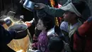 Kantor media pemerintah Gaza, pada Minggu 12 April 2026, mengatakan bahwa Jalur Gaza setiap harinya membutuhkan sekitar 450 ton, sementara pasokan yang tersedia saat ini hanya sekitar 200 ton. Tampak dalam foto, anak-anak pengungsi Palestina menerima makanan dari dapur amal di kamp pengungsi Nuseirat di Jalur Gaza tengah pada 13 April 2026. (Eyad Baba/AFP)
