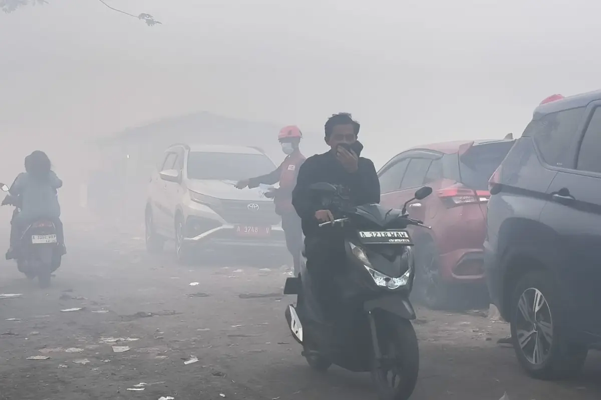 Sesak dan Mata Pedih, Derita Warga Dampak Kebakaran TPA Jatiwaringin Sudah 3 Hari (feature)