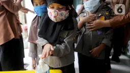 Murid Taman Kanak-kanak (TK) mencuci tangan dengan cairan antiseptik di  TK RA Hidayatusshibyan Cinere, Depok, Kamis (5/3/2020). Pihak sekolah menerapkan hidup bersih dengan mencuci tangan sebelum masuk kelas sebagai antisipasi mencegah wabah virus Corona COVID-19. (merdeka.com/Arie Basuki)