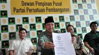 PPP kubu Suryadharma Ali dan Djan Faridz menunjukan hasil putusan PTUN, Jakarta, Minggu (9/11/2014). (Liputan6.com/Miftahul Hayat)