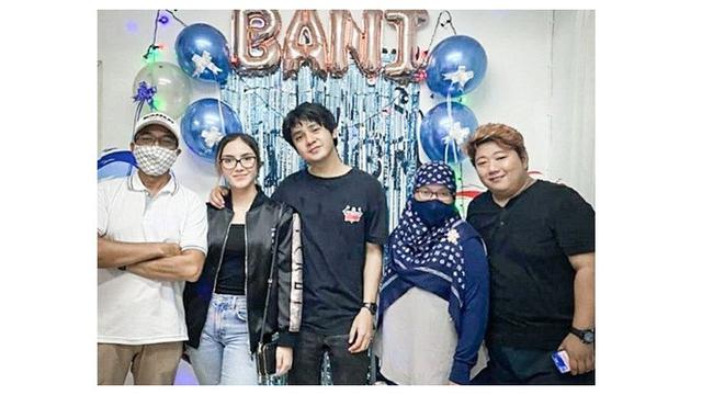 6 Potret Kejutan Ulang Tahun Arbani Yasiz ke-26, Ada Calon Mertua