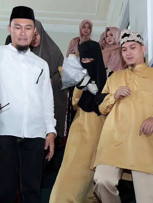 Sebagai istri, ternyata Kamilia juga mengagumi sosok pria yang baru saja mempersuntingnya ini. di matanya, Egi adalah pria yang dewasa dan baik hati. Kamilia pun juga sering belajar soal agama pada Egi. (Deki Prayoga/Bintang.com)