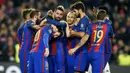 Para pemain Barcelona merayakan hat-trick yang dicetak Arda Turan ke gawang Gladbach. Pada babak grup Barcelona hanya sekali mengalami kekalahan, saat menghadapi Manchester City. (AFP/Lluis Gene)