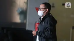 Ishfah Abidal Aziz alias Gus Alex diperiksa sebagai saksi terkait penyidikan kasus dugaan korupsi penentuan kuota dan penyelenggaraan ibadah haji di Kementerian Agama tahun 2023–2024. Tampak dalam foto, mantan staf khusus Menteri Agama periode 2019-2024, Yaqut Cholil Qoumas, Ishfah Abidal Aziz alias Gus Alex berjalan meninggalkan Gedung Merah Putih Komisi Pemberantasan Korupsi (KPK), Jakarta, Senin (26/1/2026). (Liputan6.com/Helmi Fitrhiansyah)