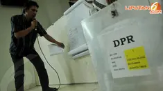  Panitia Pemungutan Suara (PPS) melakukan penghitungan ulang atas perolehan suara dalam Pemilihan Legislatif yang diselenggarakan Rabu (09/04/14) kemarin (Liputan6.com/Johan Tallo)