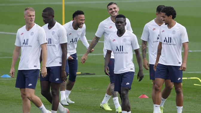 Pemain Paris Saint Germain Neymar (tiga kiri) bercanda dengan rekan-rekannya saat sesi latihan di Camp des Loges, Saint-Germain-en-Laye, Prancis, Selasa (17/9/2019). PSG akan menjamu Real Madrid pada matchday 1 Grup A Liga Champions. (GEOFFROY VAN DER HASSELT/AFP)