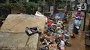 Sejak Rabu (5/3/2025) pagi, di sejumlah permukiman terdampak banjir, warga mulai membersihkan sisa lumpur serta sampah yang terbawa arus banjir. (Liputan6.com/Angga Yuniar)