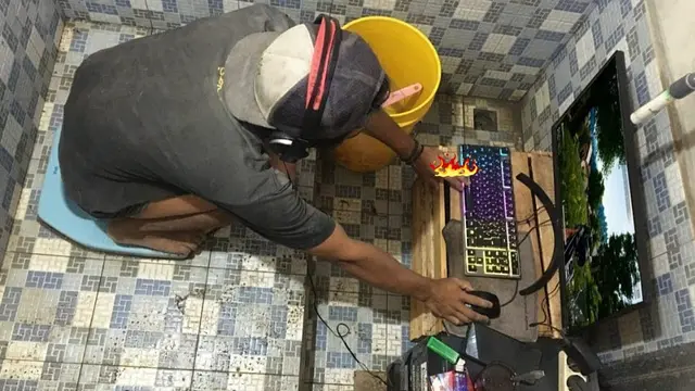 5 Potret Nyeleneh Main Game di Kamar Mandi Ini Bikin Ngakak