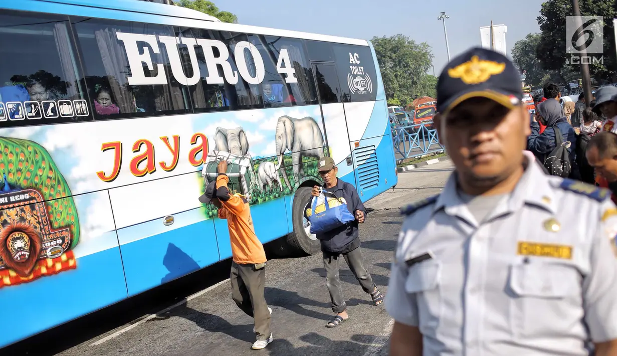 Petugas Dinas Perhubungan (Dishub) berjaga di Terminal Kampung Rambutan, Jakarta, Selasa (19/6). Empat hari setelah Lebaran, jumlah pemudik yang tiba di Terminal Kampung Rambutan mencapai 17.492 orang. (Liputan6.com/Faizal Fanani)