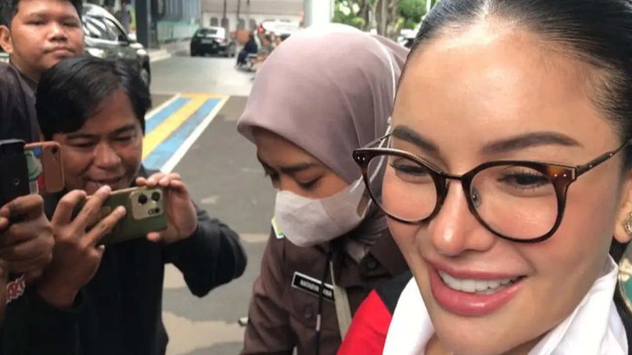 Nikita Mirzani di PN Jakarta Selatan untuk menjalani sidang perdana kasus dugaan pemerasan terhadap dokter Reza Gladys, Selasa (24/6/2025). (Merdeka.com/Rahmat Baihaqi)