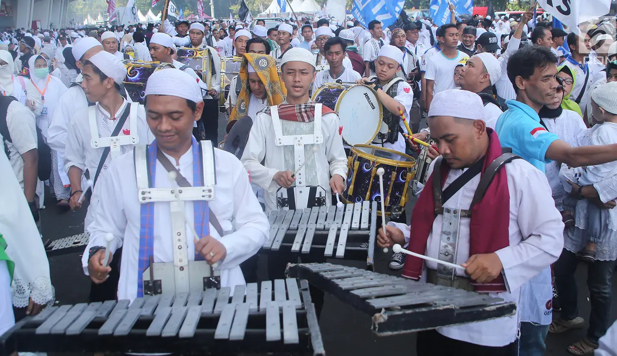 Sejumlah pendukung pasangan capres dan cawapres nomor urut 02, Prabowo Subianto dan Sandiaga Uno mengikuti kampanye akbar di Stadion Gelora Bung Karno, Jakarta, Minggu (7/4/2019). Sebagian besar simpatisan kompak menggunakan pakaian putih-putih. (Liputan6.com/Herman Zakharia)