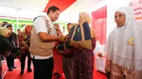 Pj Gubernur Jawa Tengah, Nana Sudjana memberikan bantuan pangan kepada warga korban banjir di Kabupaten Demak, pada Minggu, 24 Maret 2024.