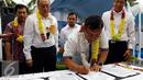 Direktur Pemasaran PT Pertamina Ahmad Bambang (kedua kanan) menandatangani dokumen saat meresmikan Terminal Supply Point  & Distribution Batakan, di Balikpapan, Senin (21/9/2015). (Liputn6.com/Yoppy Renato)