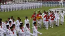 Paskibraka bersama Pasukan Pengamanan Presiden (Paspampres) menyerahkan Bendera Merah Putih kepada Presiden Joko Widodo usai Upacara Penurunan Bendera HUT ke-72 Kemerdekaan RI di Istana Merdeka, Jakarta, Kamis (17/8). (Liputan6.com/Pool)