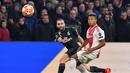 Dani Carvajal mencoba melepaskan umpan pada leg 1, 16 besar Liga Champions yang berlangsung di stadion Amsterdam Arena, Amsterdam, Kamis (14/2). Real Madrid menang 2-1 atas Ajax. (AFP/Emmanuel Dunand)