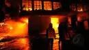 Sebuah pabrik alumunium foil di kawasan Daan Mogot dilalap si jago merah, Selasa (27/05/14) (Liputan6.com/Faisal R Syam)