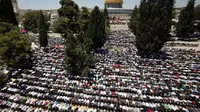 Ratusan ribu umat Muslim Palestina menjalankan ibadah salat di Masjid Al-Aqsa  (AFP)