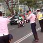 Polisi dan Dishub mengatur lalu lintas di Senayan, Jakarta, Minggu (2/9). Untuk meminimalisasi kemacetan jelang penutupan Asian Games 2018, rekayasa lalu lintas dilakukan di sejumlah ruas jalan dari dan menuji Senayan. (Liputan6.com/Immanuel Antonius)