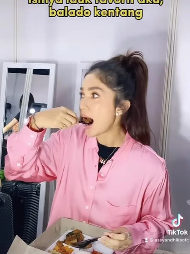Ussy Sulistiawaty dan nasi kotak (Instagram/ussypratama)