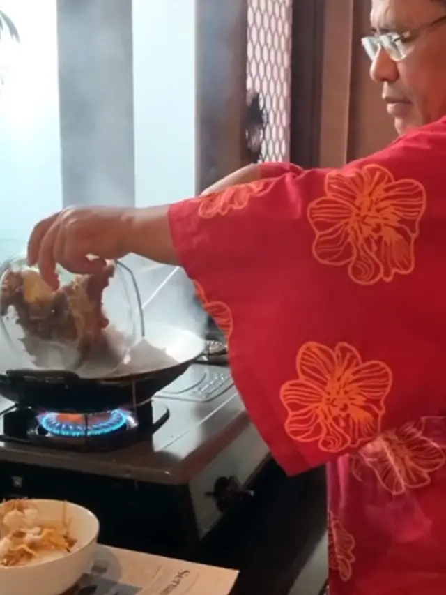 5 Potret Hotman Paris Isolasi di Rumah, Sibuk Masak Sendiri