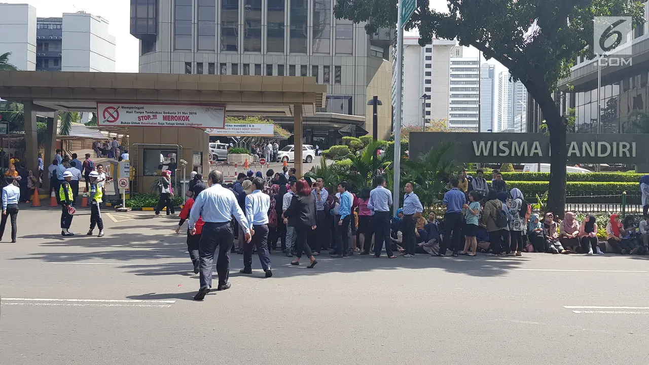 Jakarta Digoyang Gempa, Karyawan Berhamburan