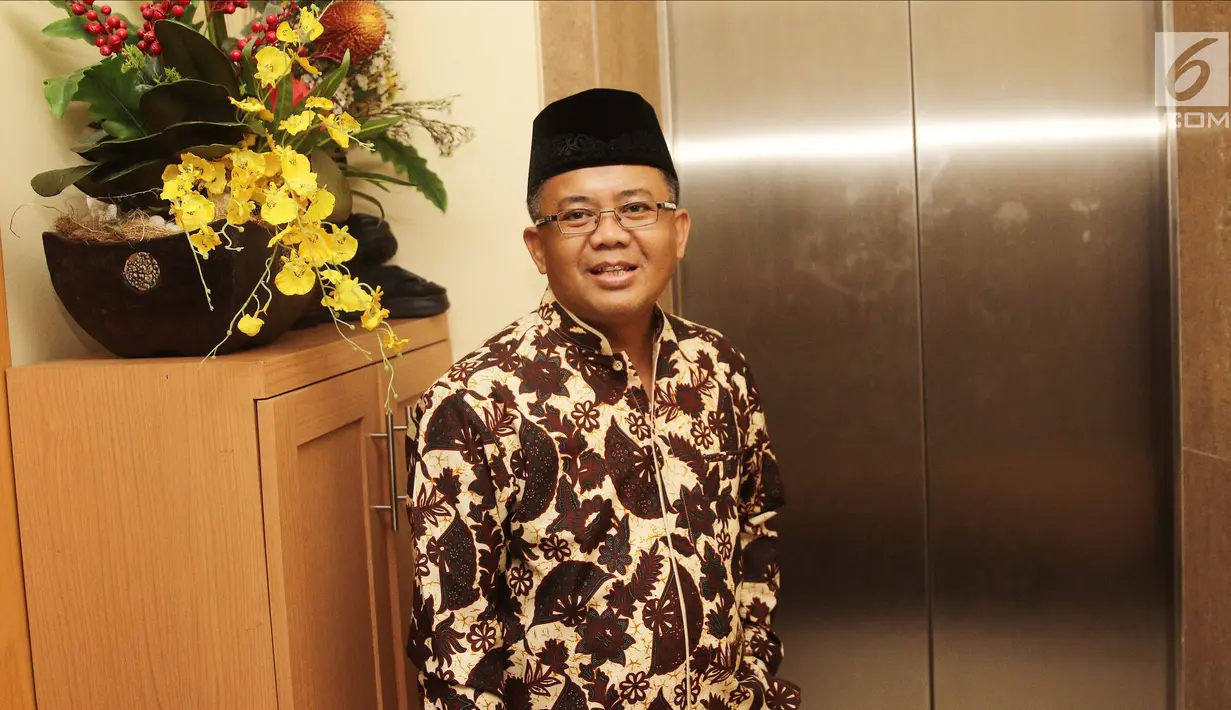 Presiden PKS Sohibul Iman saat menerima kedatangan Ketua Umum Partai Gerindra Prabowo Subianto di Kantor DPP PKS, Jakarta, Senin (30/7). Kedatangan Prabowo untuk membahas hasil pertemuannya dengan Partai Demokrat. (Liputan6.com/Herman Zakharia)